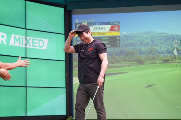 2026 쓰리에이치 GTOUR MIXED’ 2차 대회 18번홀에서 우승자 순범준이 챔피언샷 버디 기록 후 기뻐하고 있다