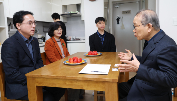박희조 동구청장이 23일 고(故) 김상옥 애국지사의 손자 김세원님과 담소를 나누고 있다