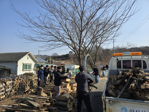 ‘사랑의 땔감 나누기’ 봉사활동 모습