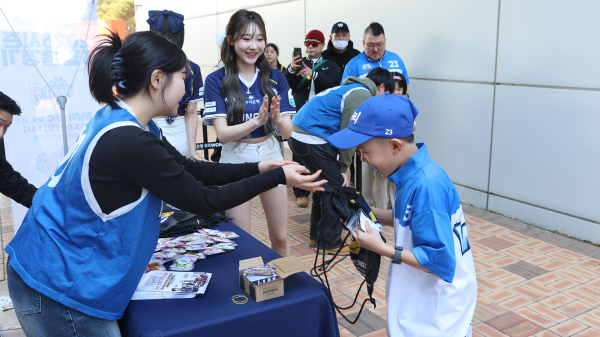 비타민 걸스와 깜짝 홍보 이벤트 진행 모습