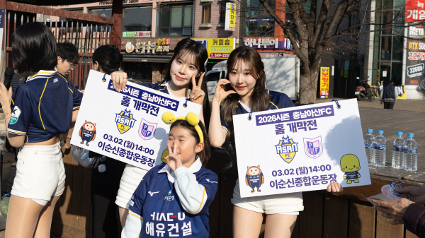 비타민 걸스와 깜짝 홍보 이벤트 진행 모습