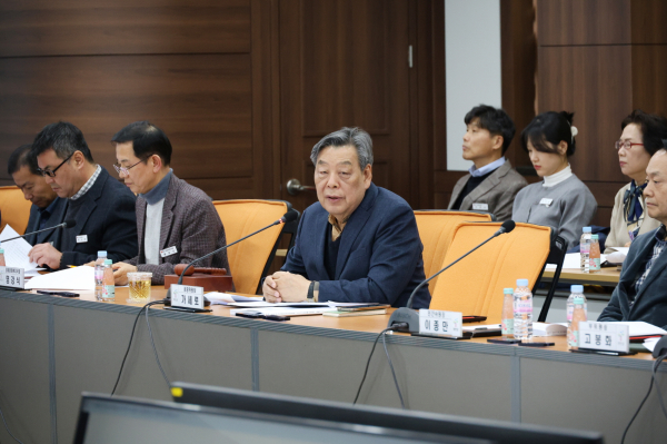 지난 23일 군청 중회의실에서 진행된 대표협의체 회의 모습.