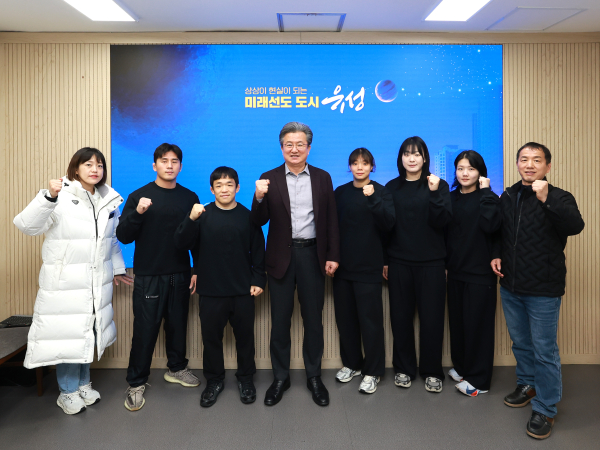 24일 유성구청 레슬링팀 선수단이 기념촬영 / 왼쪽부터 홍향래 코치, 유선호 선수, 김성권 선수, 정용래 유성구청장, 조수빈 선수, 오채은 선수, 이나현 선수, 유배희 감독