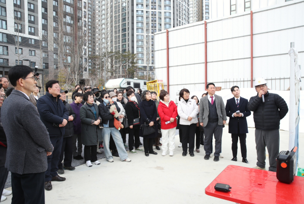 서철모 청장이 대전원예농협 건설공사장을 살피고 있다