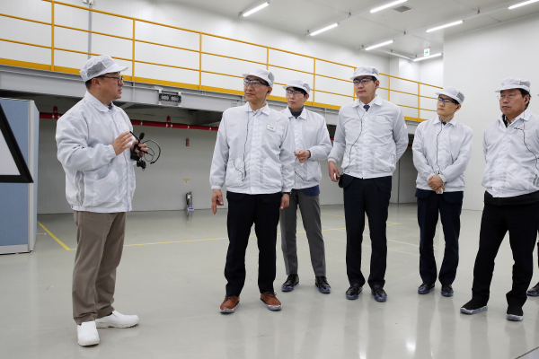 이성해 국가철도공단 이사장(왼쪽에서 두 번째)과 직원이 24일 한화큐셀 태양광 설비 생산공장에서 생산시설을 시찰하고 있다.