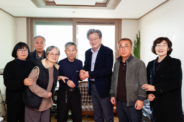 25일 정용래 유성구청장과 관계자가 오봉록 애국지사 자녀 오우룡 씨(오른쪽에서 네 번째) 가정을 방문해 위문했다