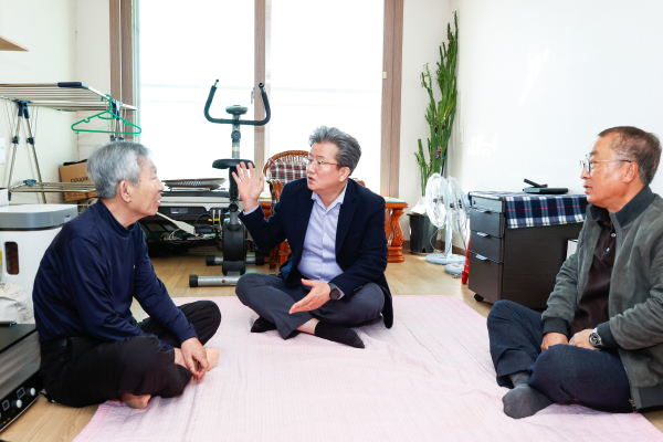 25일, 정용래 유성구청장과 관계자가 오봉록 애국지사 자녀 오우룡 씨댁 방문 모습