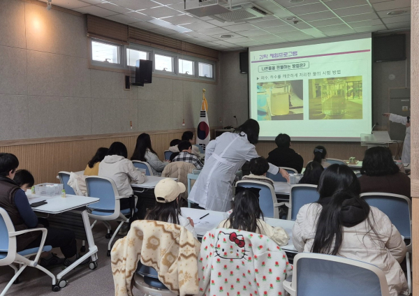 '가족이 함께하는 과학체험 프로그램' 진행 모습
