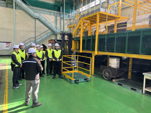 시설본부 신입직원들이 25일 오송 시설장비사무소에서 철도 장비에 대한 설명을 듣고 있다.