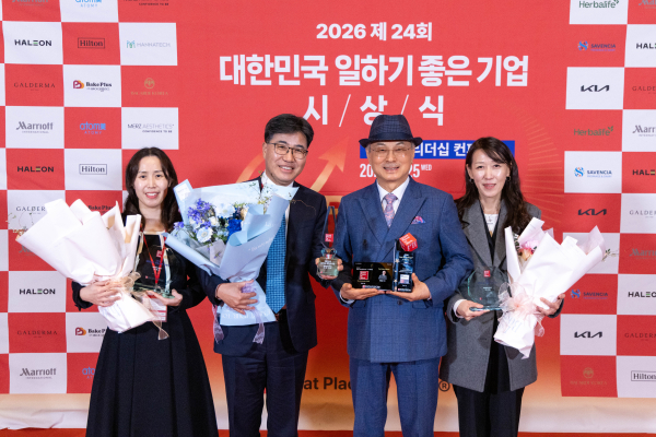 우측부터 박귀용실장(혁신리더상), 박한길 애터미 회장(대한민국에서 가장 존경받는 CEO), 이현우전무(파이오니어상), 김희연팀장(자랑스런 워킹맘)