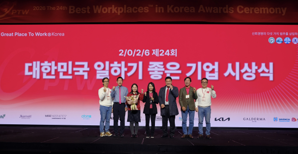 지난 25일 서울 여의도 콘래드 호텔에서 열린 ‘제24회 대한민국 일하기 좋은 기업 시상식’에서 한국수자원공사 관계자(사진 가운데)가 기념사진을 촬영하고 있다.