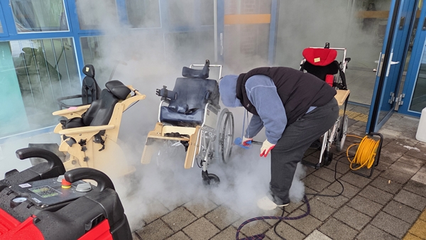 장애학생 보조기기 점검 및 소독 모습