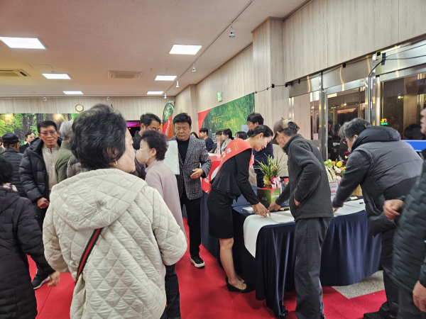 전상인 출판기념회를 찾은 군민들로 행사장이 발 디딜 틈 없는 모습이다.