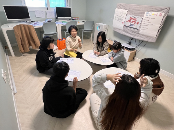 프로그램에 참여한 소원면 예비 중학생들의 활동 모습.