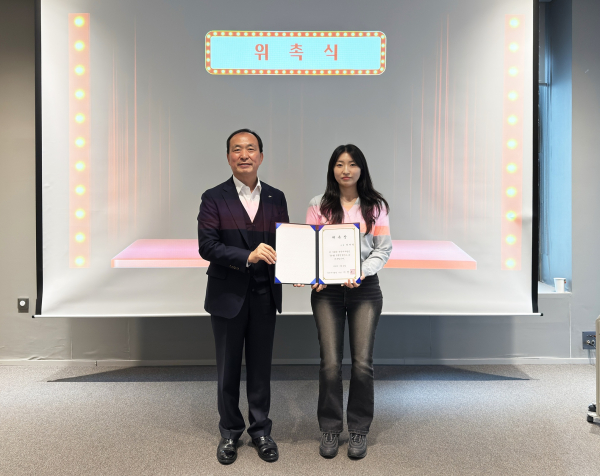 서규석 서부발전 미래사업부사장(왼쪽)이 청렴컨설턴트 위촉장을 전달하는 모습