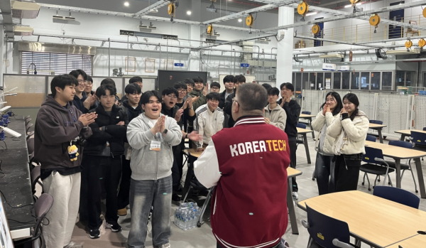 반도체·디스플레이공학과’ 신입생들이 다담창의센터에서 오리엔테이션을 하는 장면