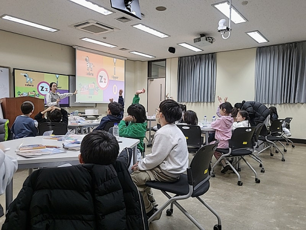 잉글리씽 프로그램 중 학생들이 발표하는 모습
