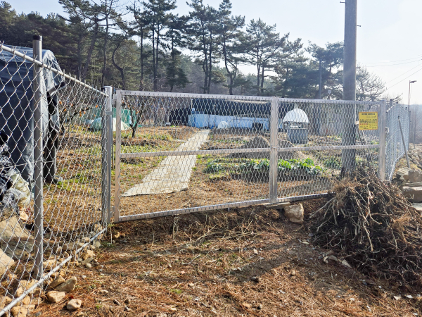 농경지에 설치된 철선 울타리 사진