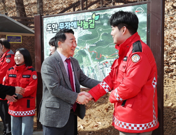 서철모 청장이 26일 도안 무장애나눔길에서 산불 관계자에게 인사를 건네고 있다