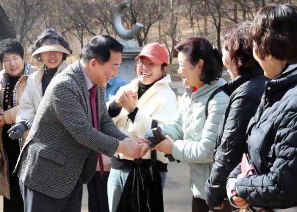 서철모 청장이 26일 도안동을 방문해 주민들에게 인사를 건네고 있다