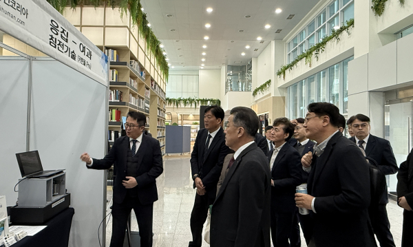 27일, 한국수자원공사가 개최한 ‘녹조 신기술 포럼’ 전시 부스에서 참여기업 관계자가 녹조 저감 관련 기술을 설명하고 있다.
