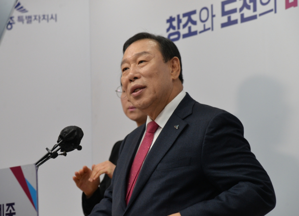 브리핑 하는 최민호 세종시장&nbsp;