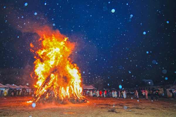 정월대보름 행사 현장(달집태우기)