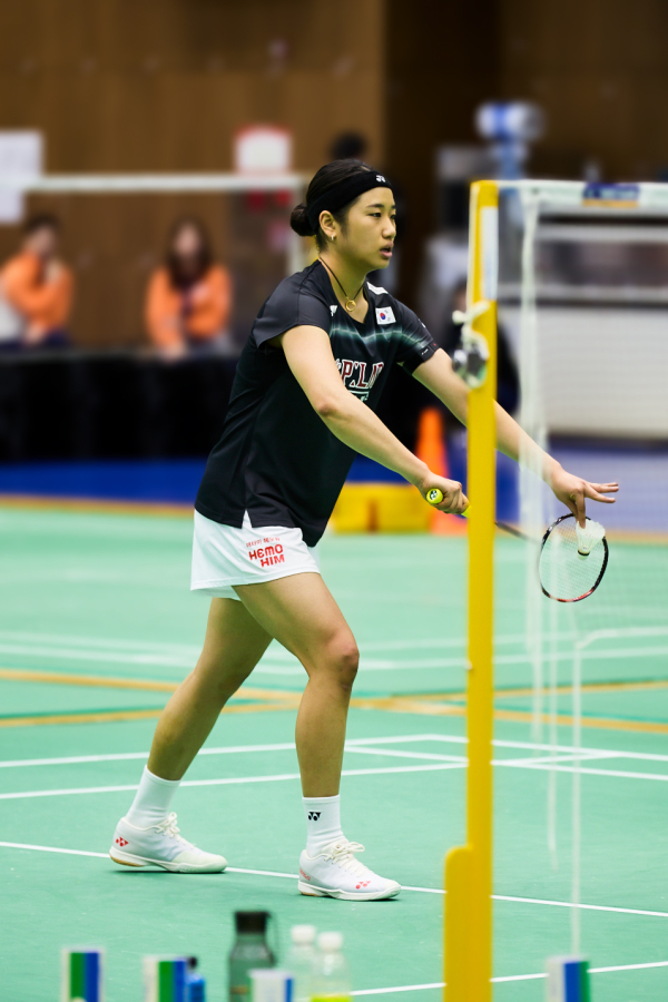 '애터미 헤모힘' 로고가 부착된 유니폼을 입고 훈련 중인 안세영 선수