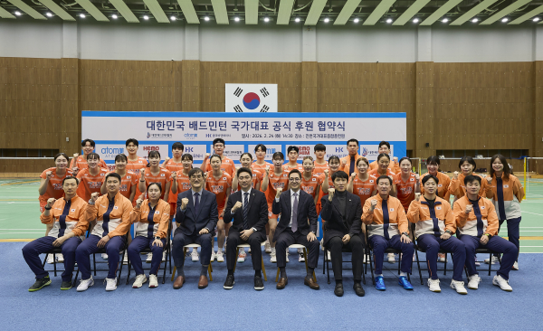 협약식에 참석한 국가대표 선수들과 관계자들의 단체 기념사진(좌측 첫째줄 양복 윤용순 애터미 대표, 김동문 대한배드민턴협회 회장, 이승화 콜마비앤에이치 대표, 임방언 대한배드민턴협회 전무이사)