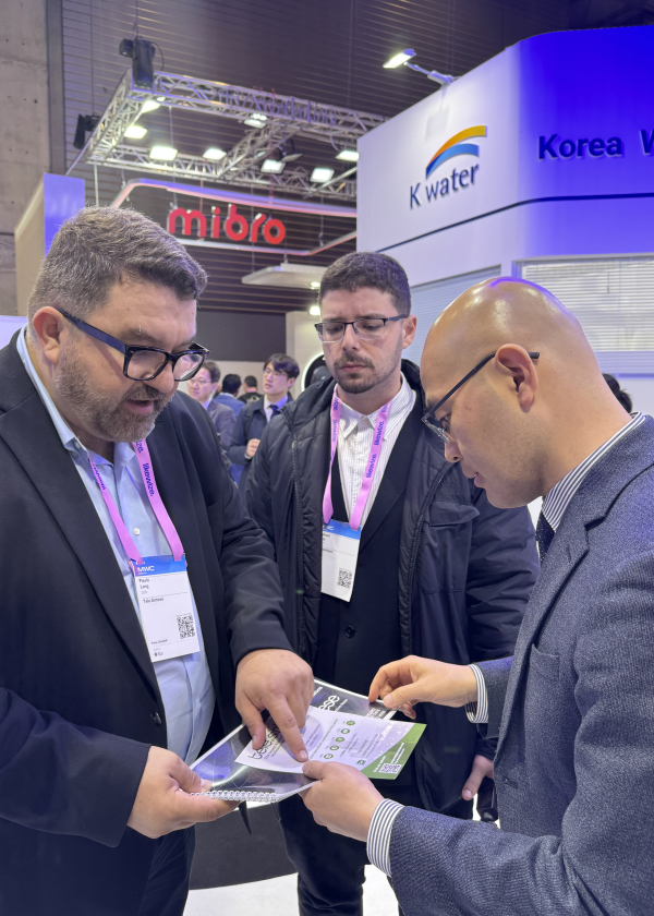 현지 시각 3월 2일, 스페인 바르셀로나에서 열린 MWC 2026에서 한국수자원공사 관계자가 K-water관을 찾은 외국인 방문객과 소통하고 있다.