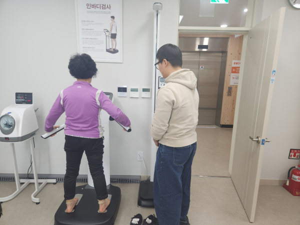 관저주민건강센터 중장년층 운동 프로그램 진행 장면(자료사진)