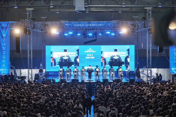 2026학년도 신입생 입학식이 3일 교내 체육관에서 열린 가운데, 2,800여 명의 신입생들이 힘찬 출발을 다짐하며 자리를 가득 메우고 있다.