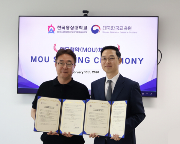 한국영상대학교 송인종 국제교류팀장(왼쪽)과 태국한국교육원 박성하 원장이 지난 10일 학생 교류에 관한 업무협약을 맺고 기념사진