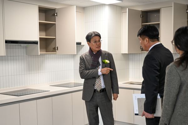 김돈곤 군수가 청년셰어하우스 '함께살아U' 내부를 둘러보며 점검하고 있다.