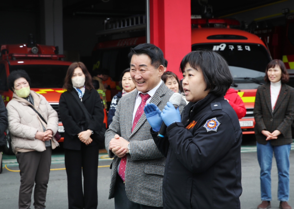 서철모 청장이 둔산소방서 관계자의 설명을 경청하고 있다