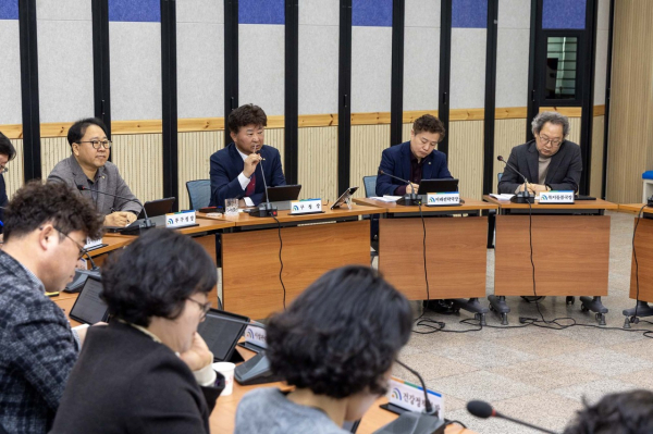 최충규 대덕구청장이 4일 구청 대회의실에서 열린 3월 확대간부회의에서 대덕물빛축제 안전 준비 철저를 당부하고 있다