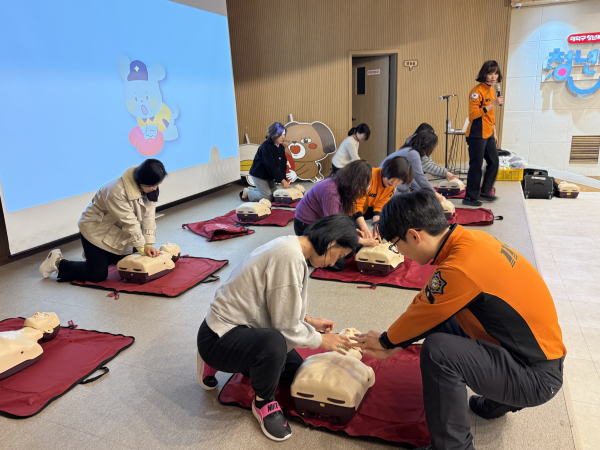 ‘덕구네 마을배움터’ 마을강사들이 4일 역량강화 교육에 참석해 심폐소생술을 배우고 있다