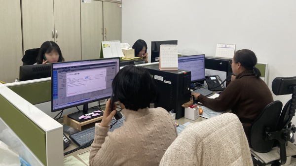 체납세금 징수단이 전화상담을 통해 체납액 자진납부를 독려하는 모습