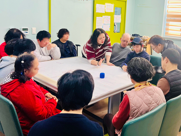 지난 3일 장애인복지관에서 진행된 ‘전통 보드 게임’ 모습.