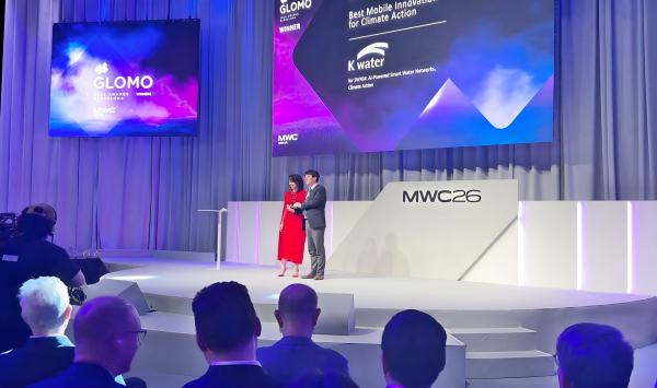 현지 시각 4일, MWC 2026중 진행된 제31회 글로모(글로벌 모바일) 어워즈 시상식에서 한국수자원공사가 최종 수상작으로 호명된 후 관계자가 수상 트로피를 들고 기념사진