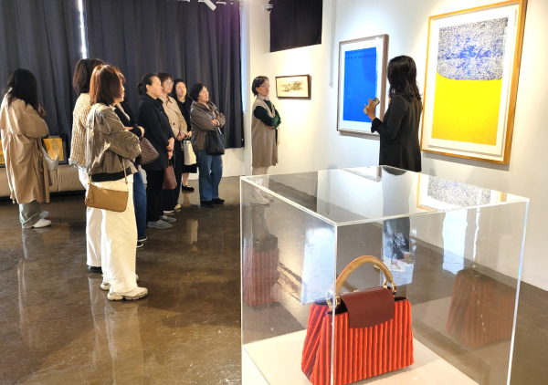 원신흥도서관 ‘아트컨티뉴갤러리’에서 작품 설명을 듣고 감상을 공유하고 있다