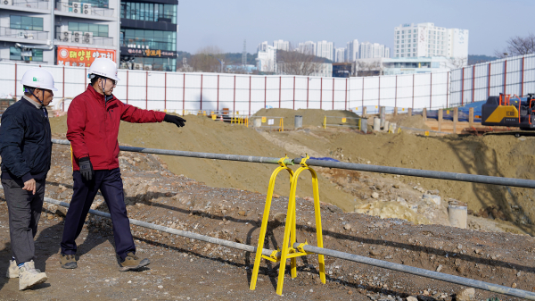 이완섭 서산시장이 지난 5일 서산 예천지구 공영주차장(초록광장) 조성 현장을 점검했다.