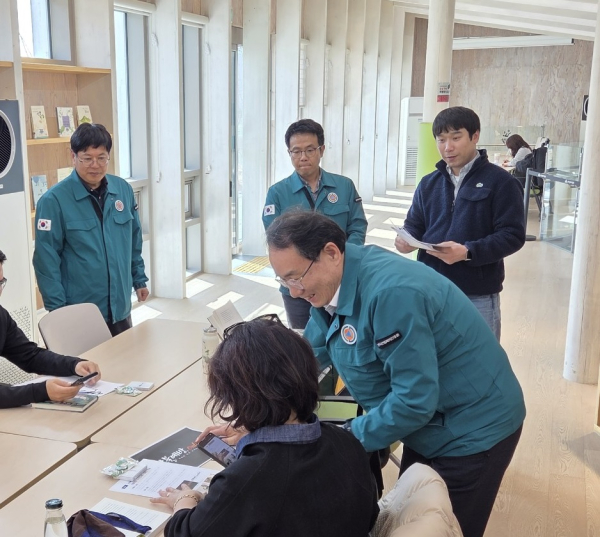 황성태 부원장이 산림복지종합교육센터 숲속도서관에서 지역 주민에게 산불예방 캠페인을 실시하고 있다