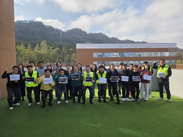 한국산림복지진흥원 임직원들이 함께 산불조심주간 대비 산불예방 캠페인을 실시하고 있다.