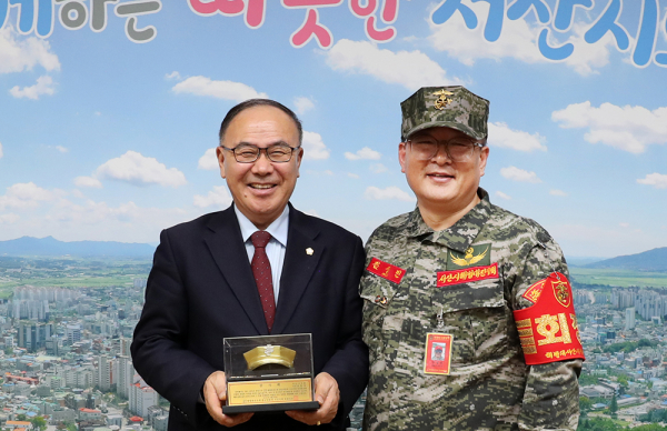 조동식 의장, 해병대전우회 충남연합회 서산지회로부터 감사패 수상 모습