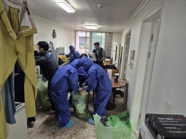 대전 서구 만년동은 6일 관내 어려운 이웃 가정을 방문해 청소 봉사를 진행했다