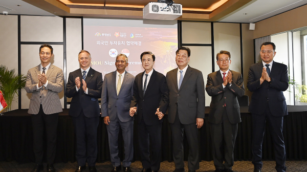 태안군-뷔나 투자협약 체결 모습