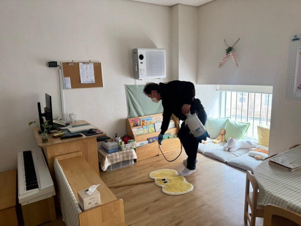 학교 내부 시설을 소독하고 있다.