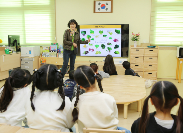 지난 9일 시목초에서 농촌체험프로그램을 운영하고 있는 모습.