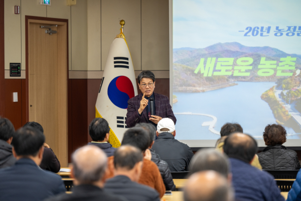 지난 9일, 김돈곤 군수가 2026년 농업기술보급 시범사업 대상자로 선정된 농업인들에게 청양군 농정 방향에 대해 설명하고 있다